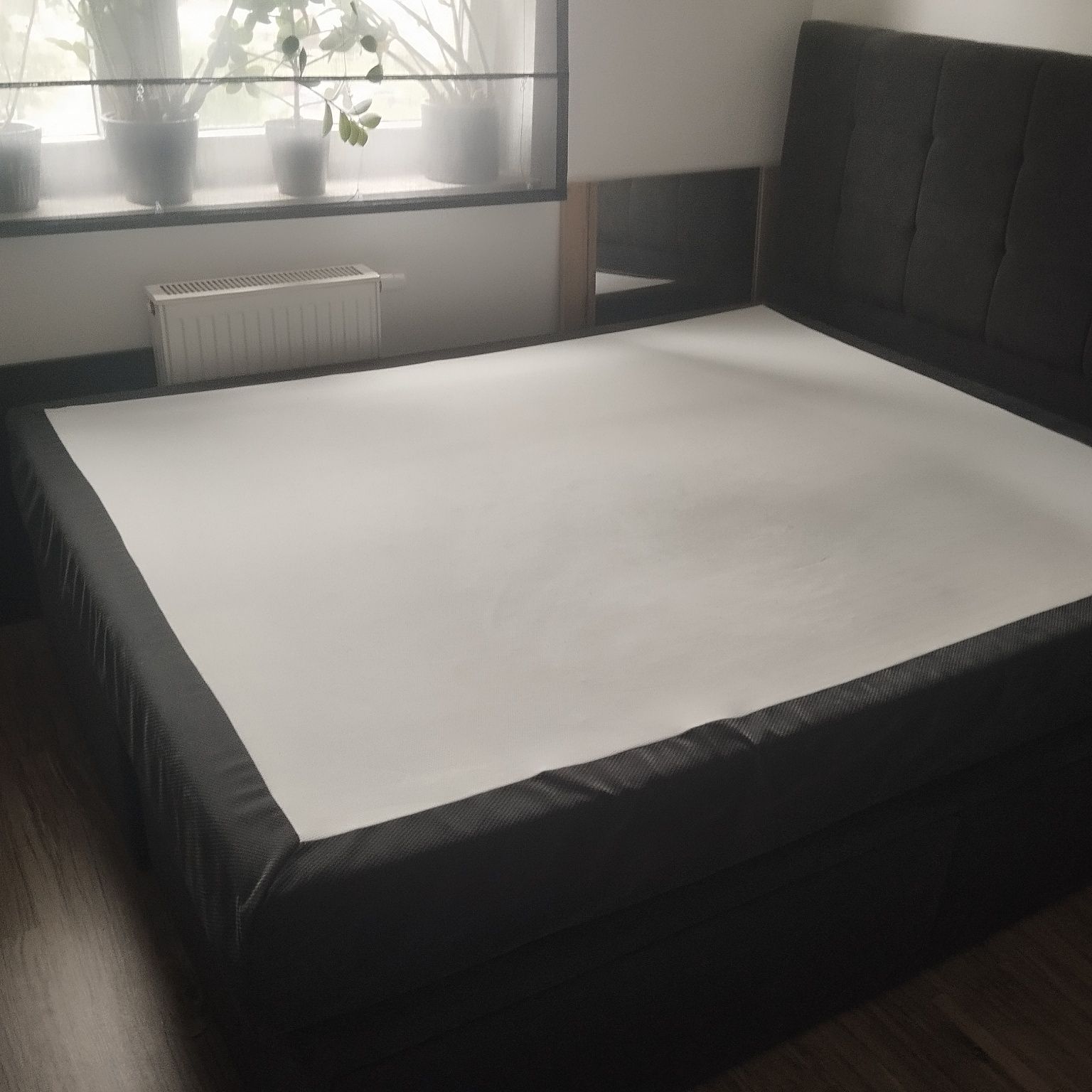 Duże łóżko tapicerowane z materacem