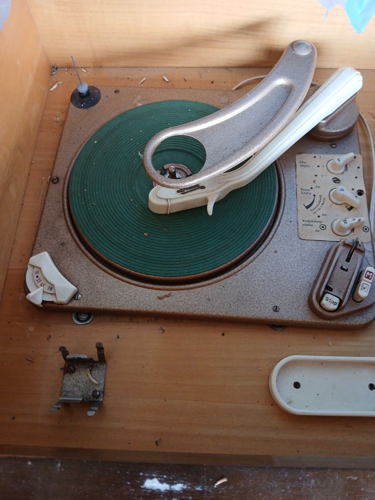 Rádio e giradiscos antigo