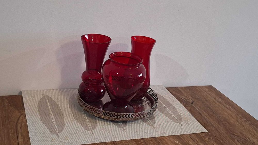 Zestaw 2 wazonów / flakonów ze starego szkła, kolor rubinowy czerwień