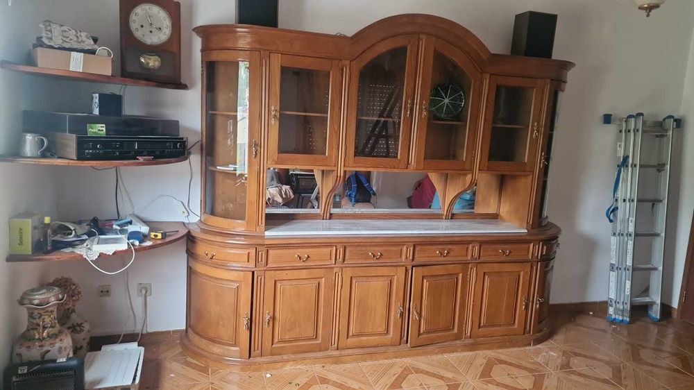 Cristaleira em madeira maciça