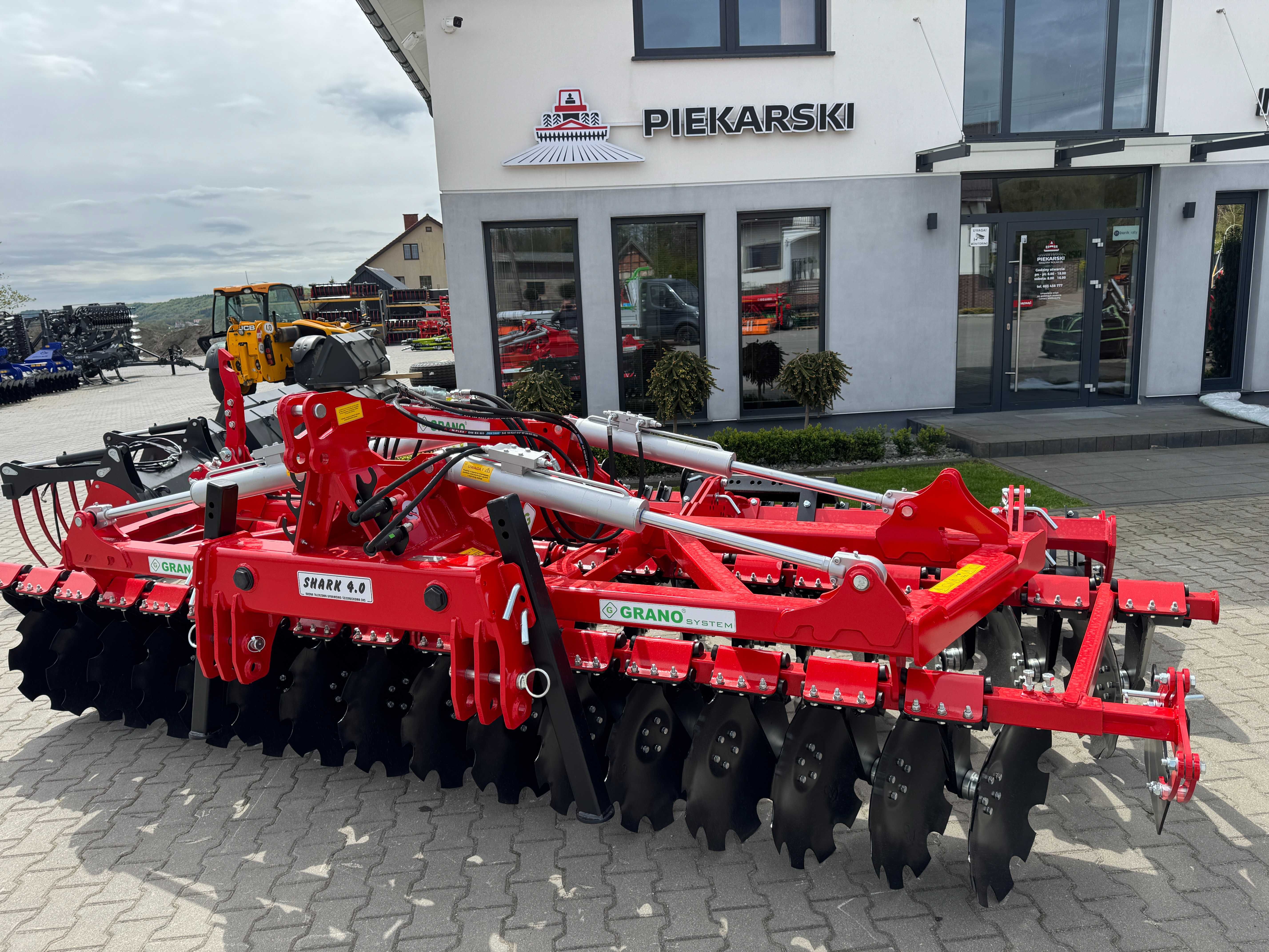 Brona Shark SHS 4,0 m hydraulicznie składana zawieszana GRANO SYSTEM