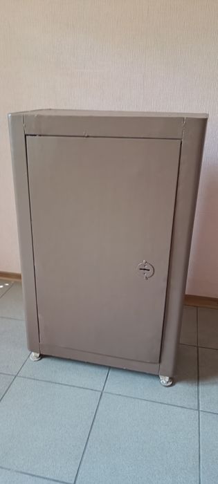 Металлический сейф б/у