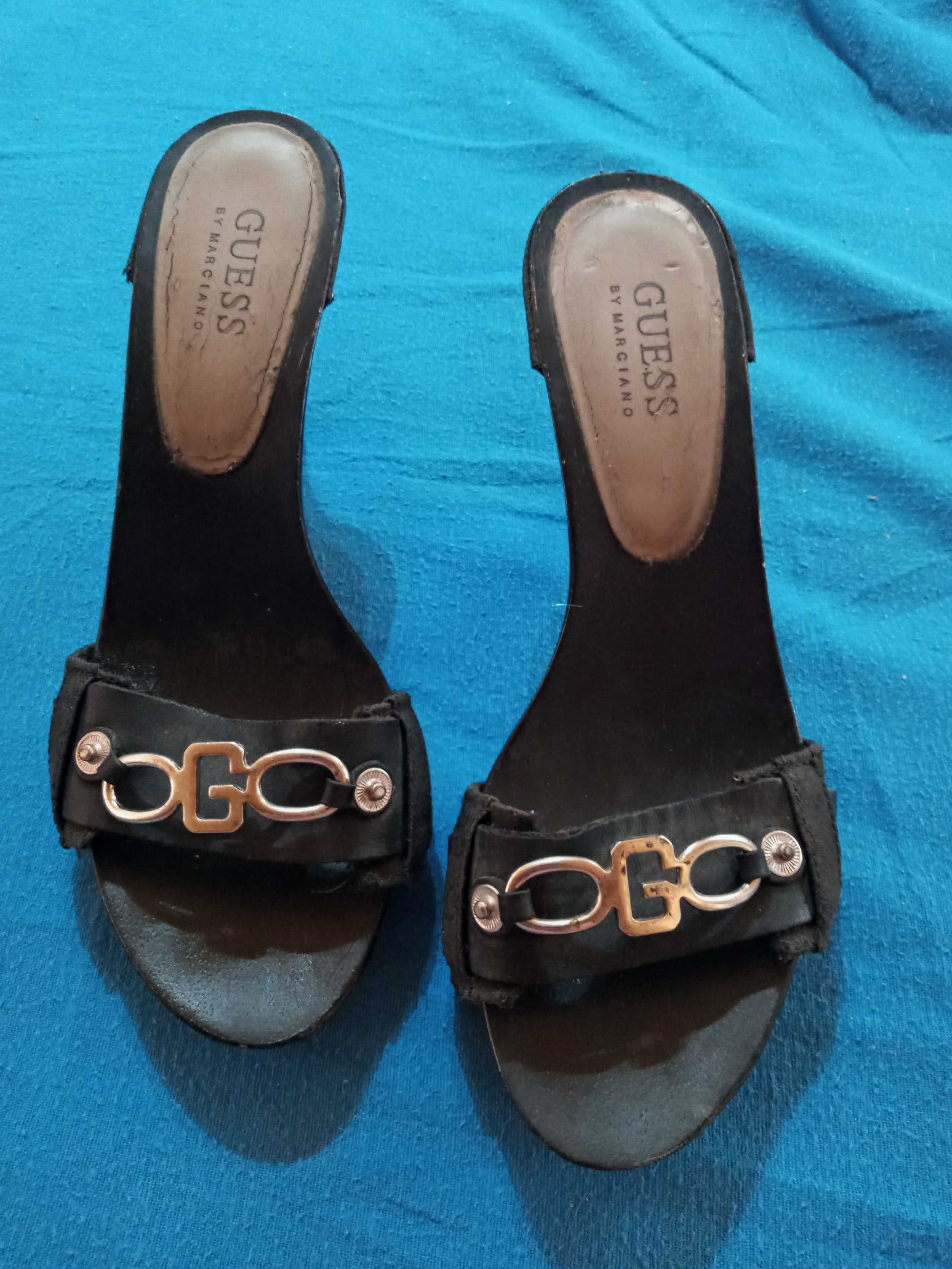 Chinelas com sola de madeira GUESS