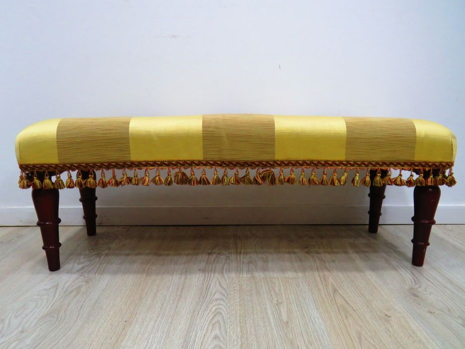 Banco comprido fundo de cama.