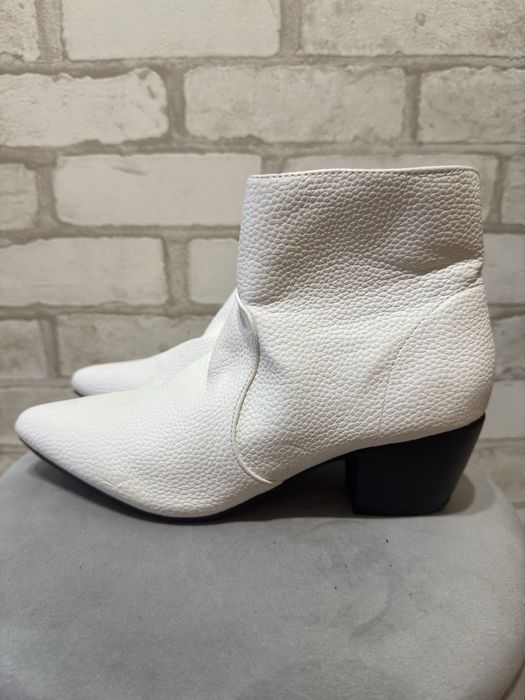 Жіночі білі черевики козаки.