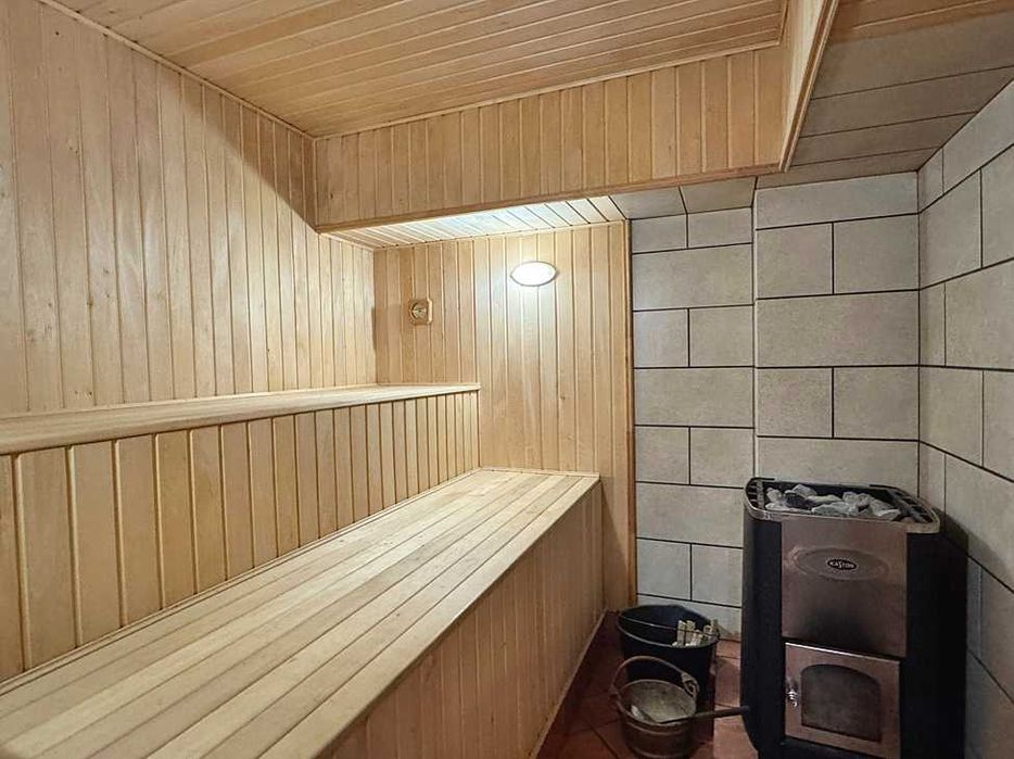 Будинок з ремонтом, гаражем, сауною та басейном. Центральний Парк.