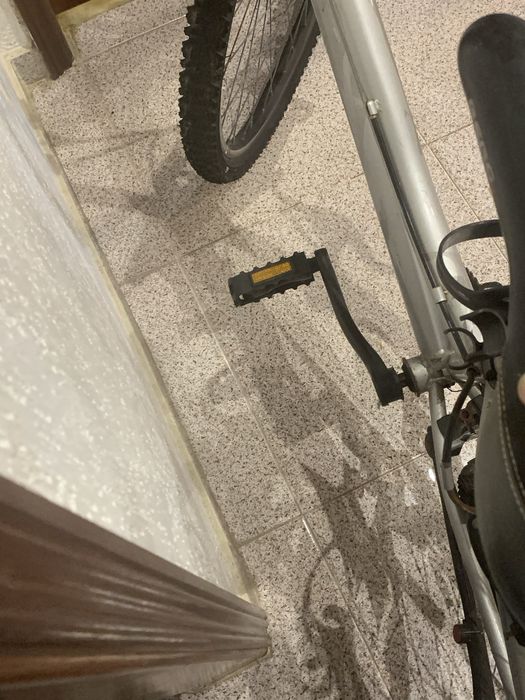 Bicicleta esta em bom estado o pneu de traz esta furado