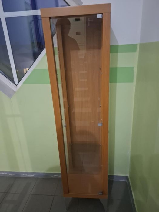 Witryna ze szklanymi półkami