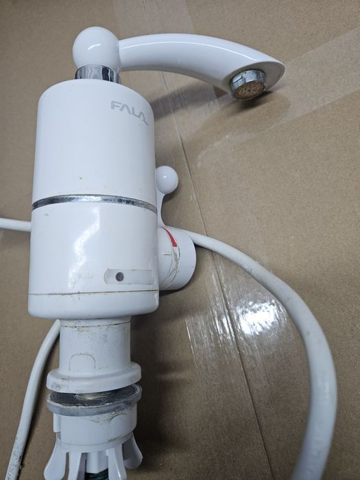 Elektryczny przepływowy podgrzewacz wody bateria