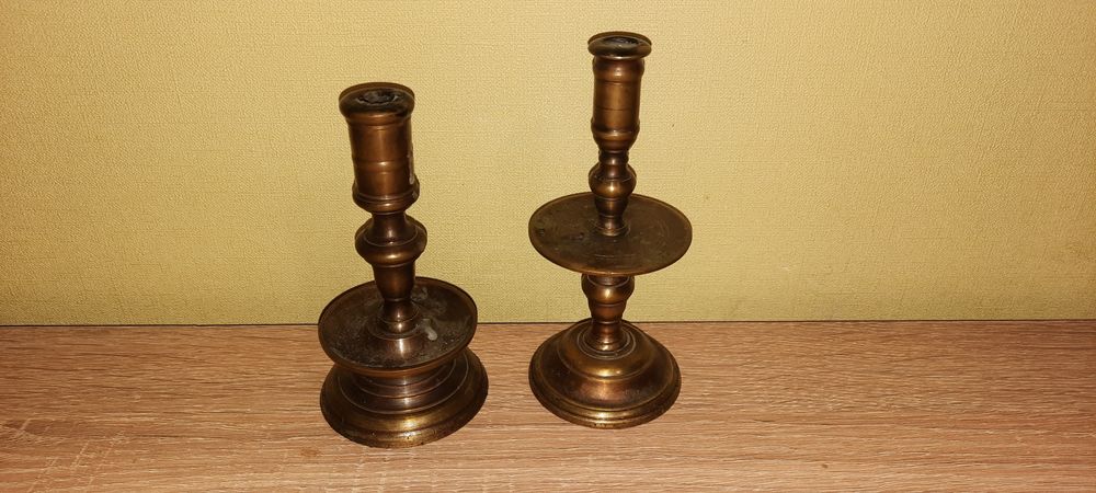 Бронзовий підсвічник, висота 11см.