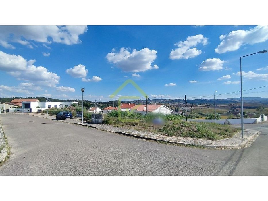 Lote de terreno em Outeiro da Zibreira
