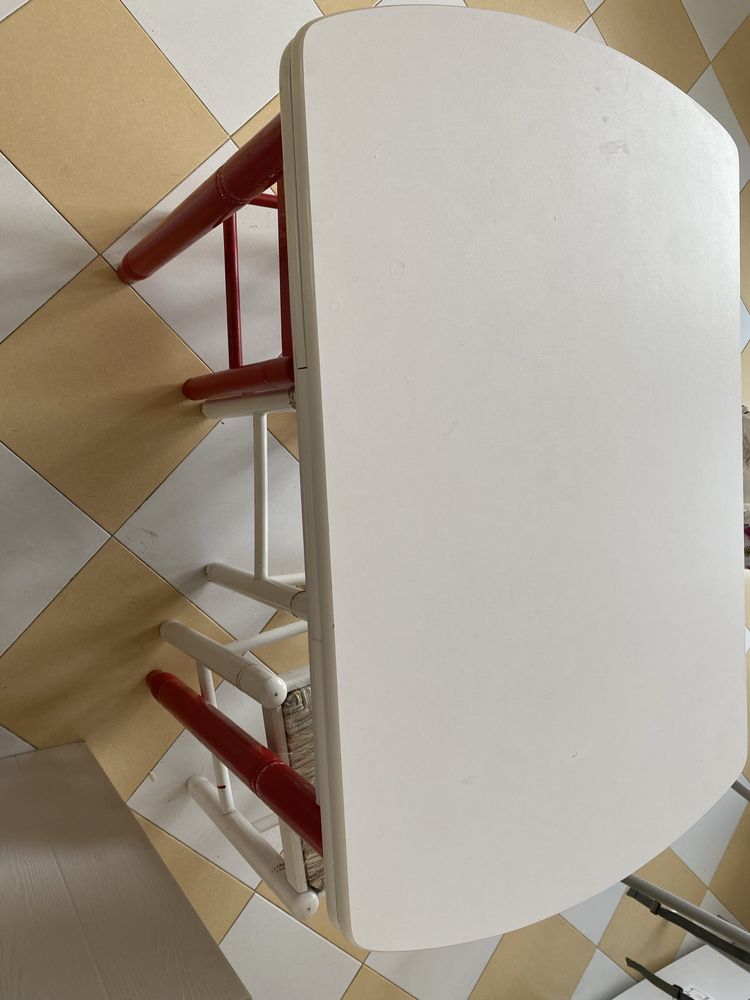 Conjunto de mesa e bancos