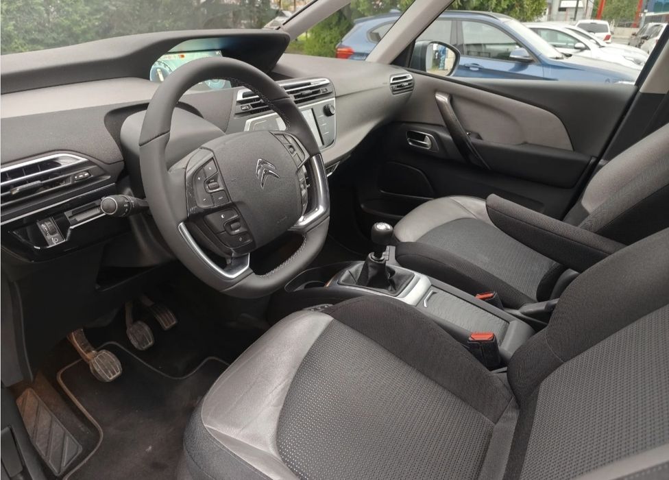 Wynajem auta 7 osobowego z hakiem 7 osób