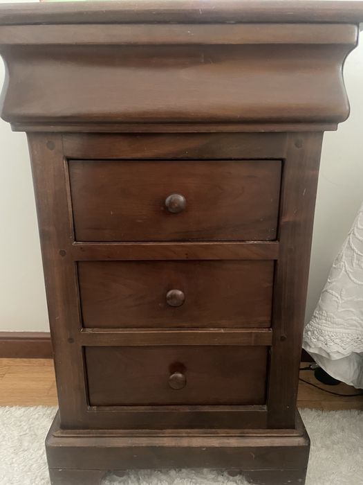 2 mesinhas de cabeceira, em cerejeira.