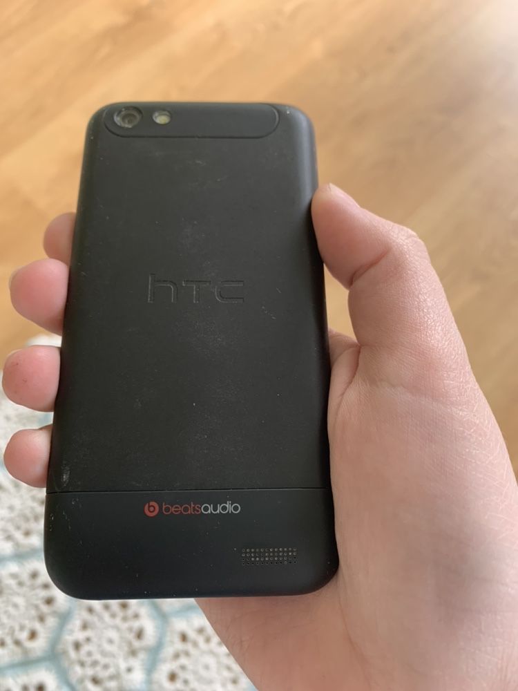 Телефон HTC на деталі