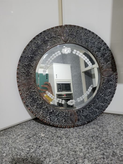 Espelho antigo em metal trabalhado – 42 cm diâmetro