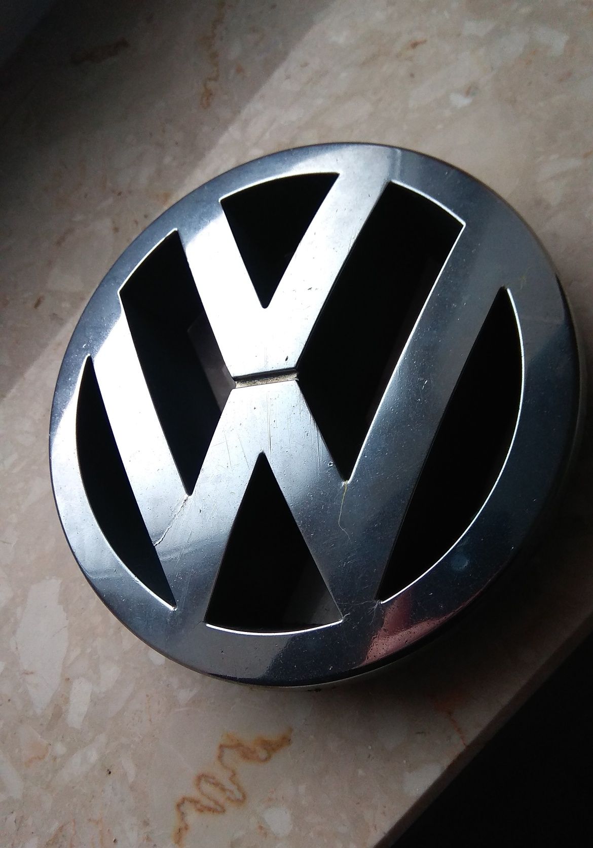 Эмблема решетки радиатора Volkswagen.