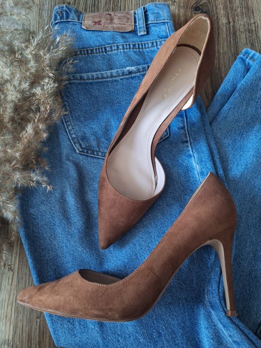 Замшеві туфлі лодочки коричневі з гостим носком від mango