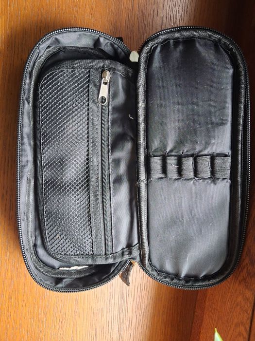 Piornik saszetka czarny w koty