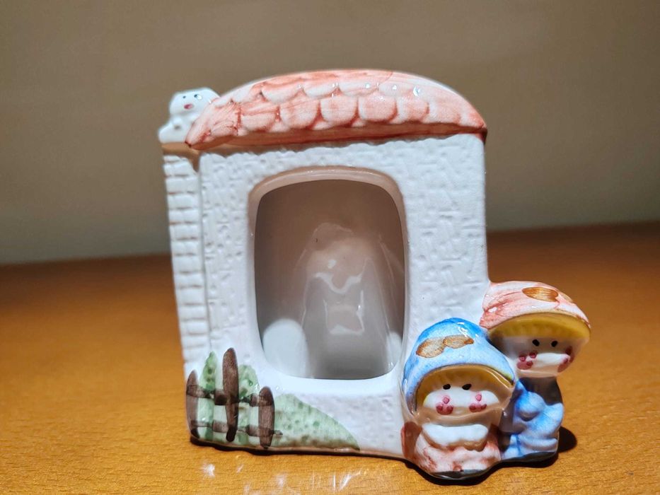 Conjunto de mealheiro e porta retratos em louça. Novo