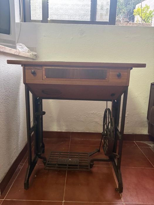 Máquina de Costura antiga OLIVA (a funcionar)