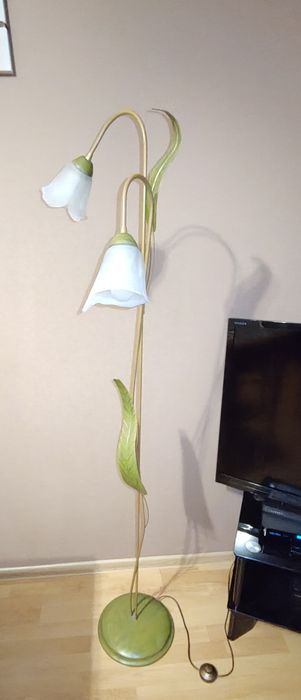 Lampa podłogowa.