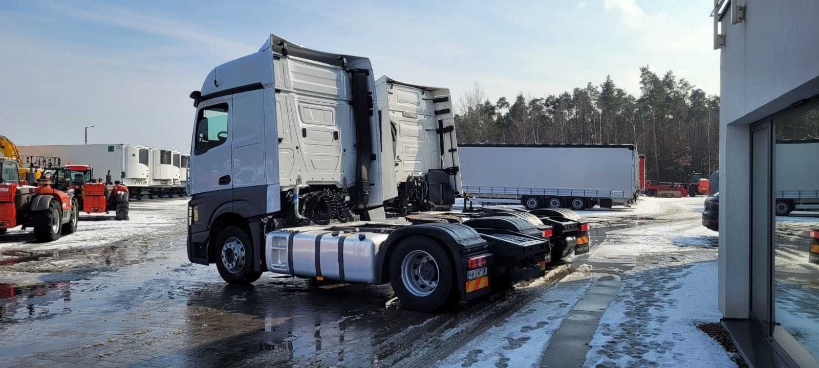 Wynajem ciągników siodłowych ciągnika siodłowego Mercedes i Renault