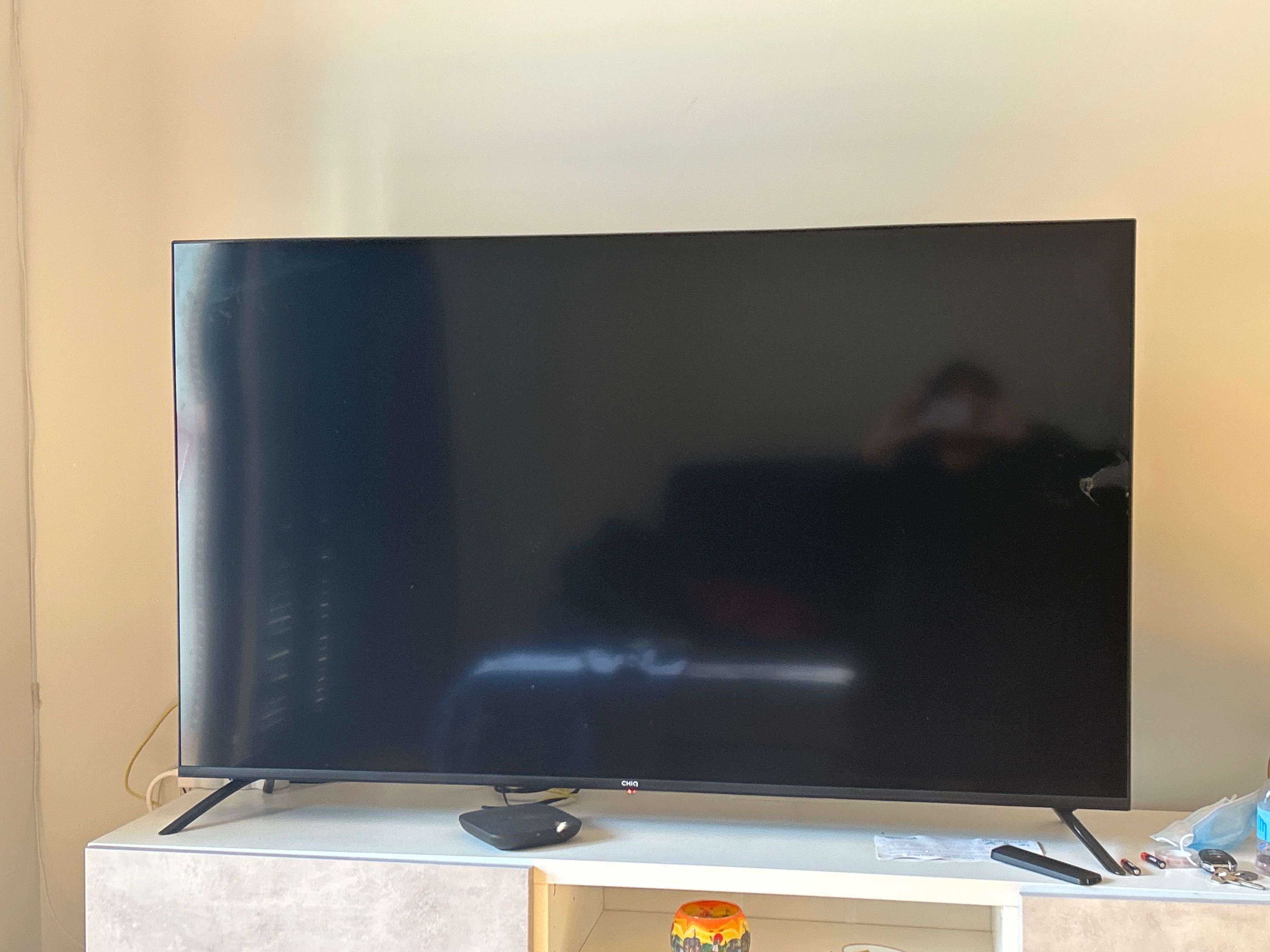 Tv Chic Smart 4K 58 polegadas, display quebrado por impacto.
