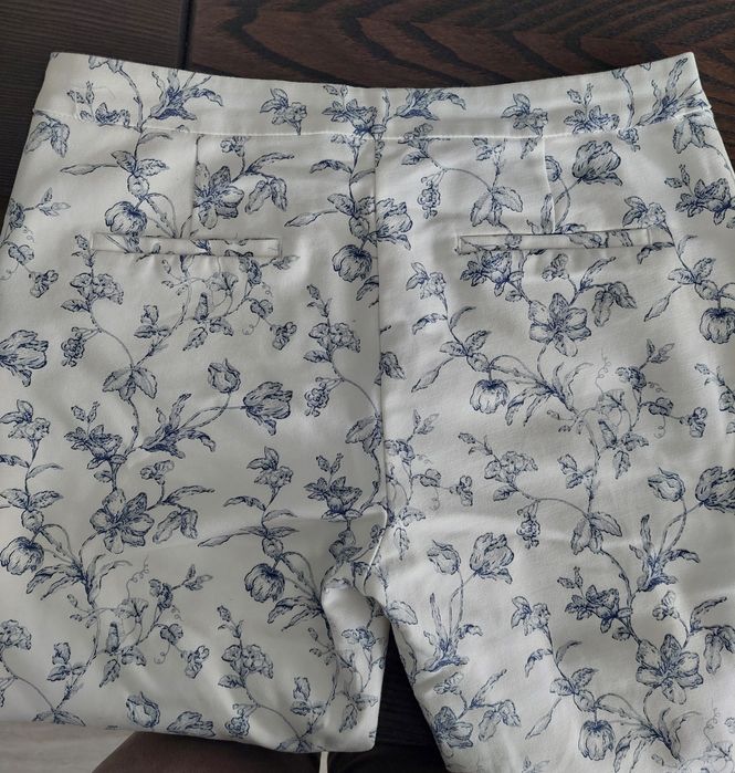 Spodnie Reserved cygaretki 36 białe w kwiaty