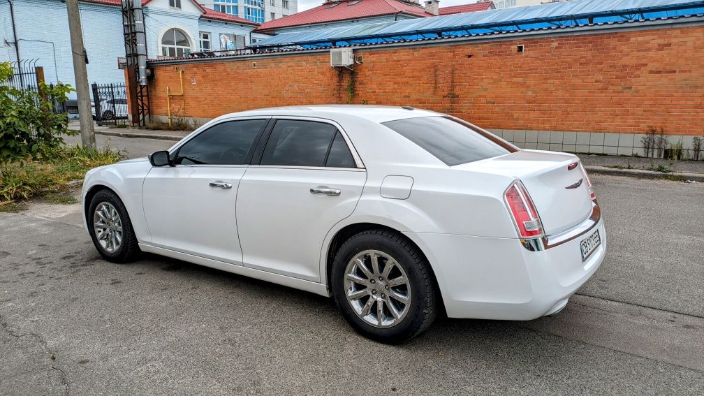 Продам Chrysler 300C 2013 года