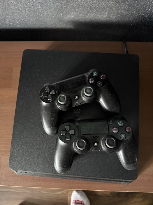 Konsola ps4 slim 500gb z dwoma padami