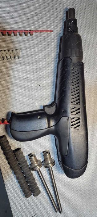 Osadzak prochowy ,pistolet do kołków Upat