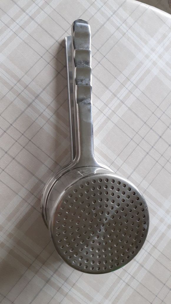 Utensílio para puré de batata caseiro