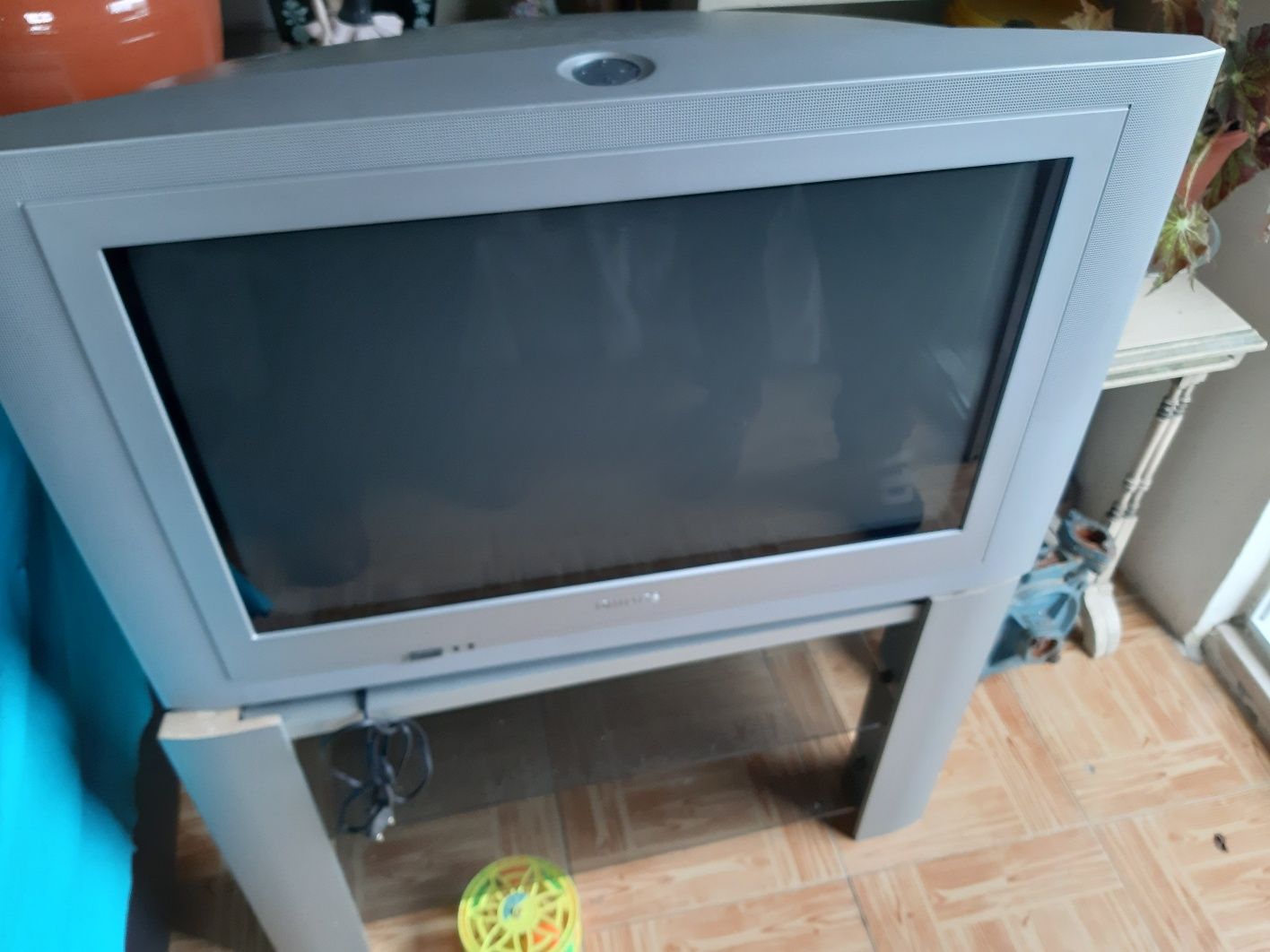 TV grande com comando e móvel