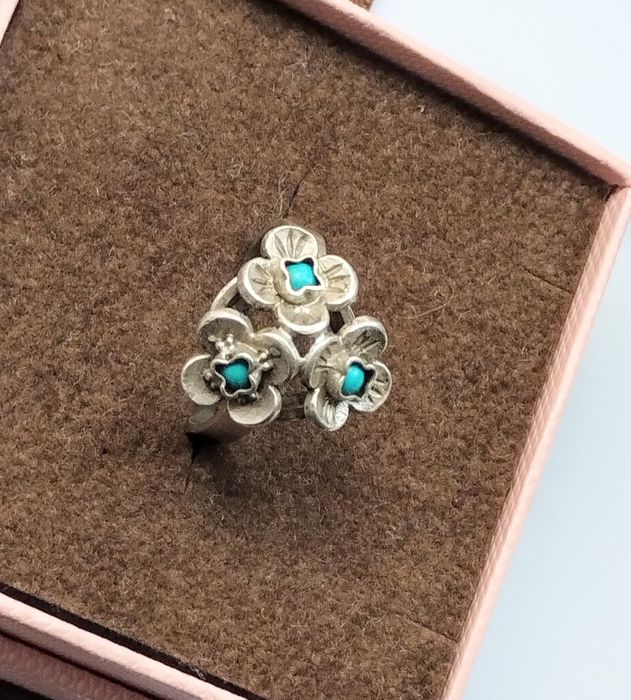 Srebrny pierścionek Warmet. Niezapominajki z turkusami.