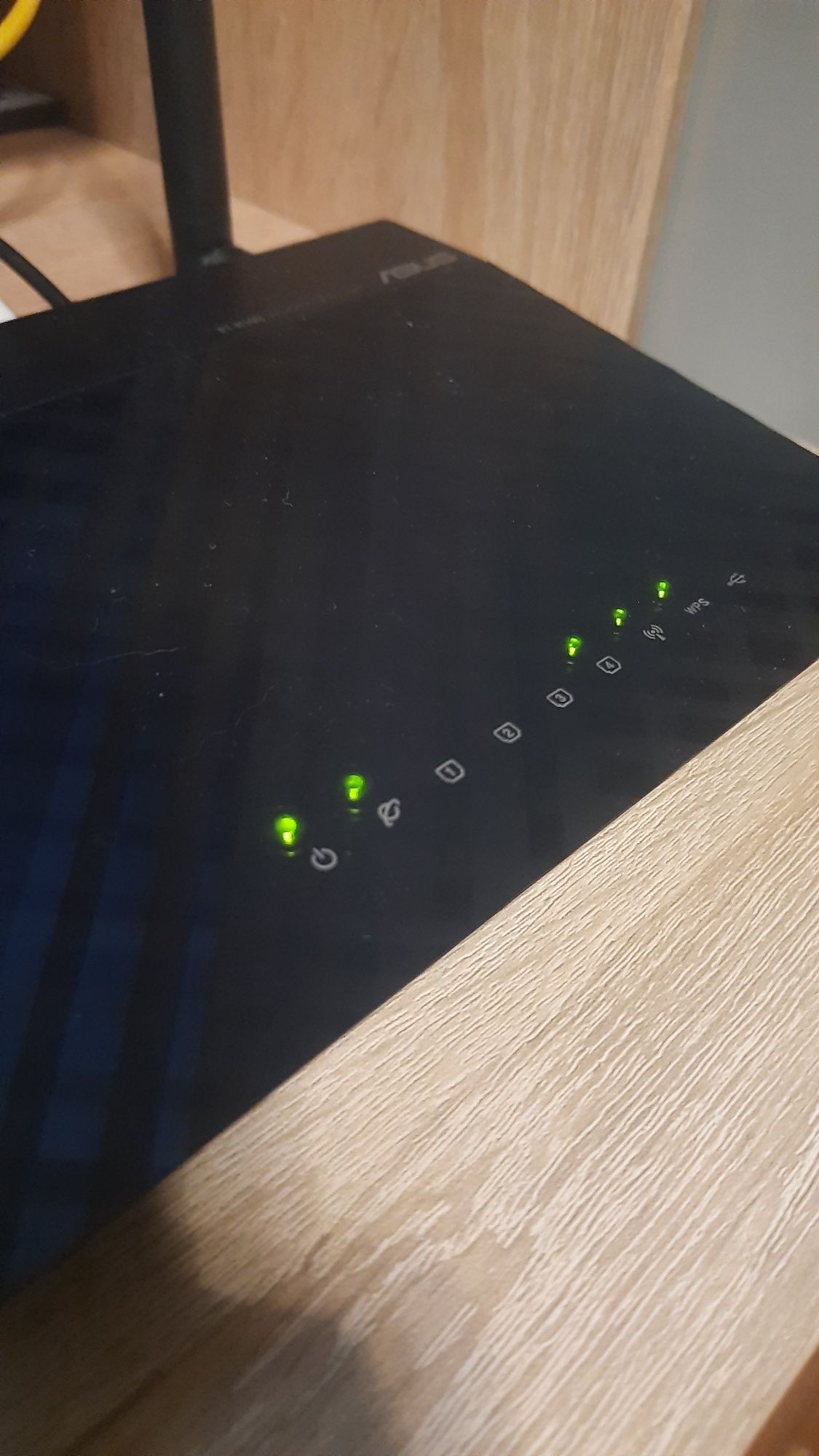 Asus Wi-Fi Роутер          .