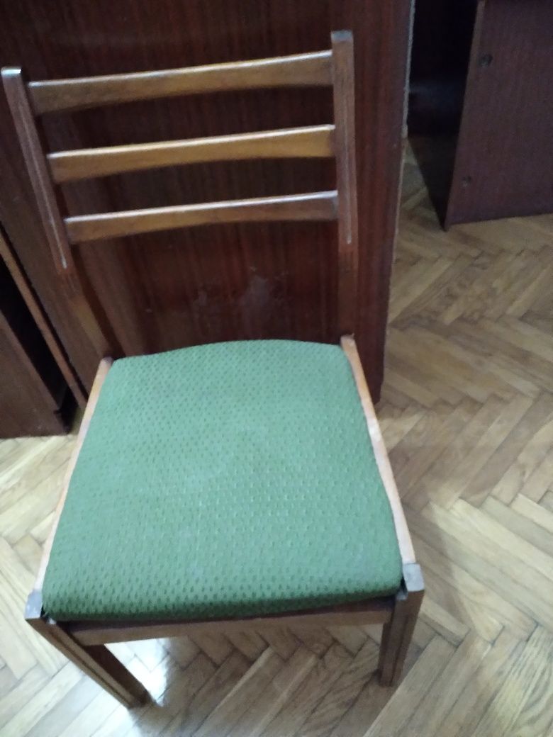 Продаються  дерев'яні крісла.ла