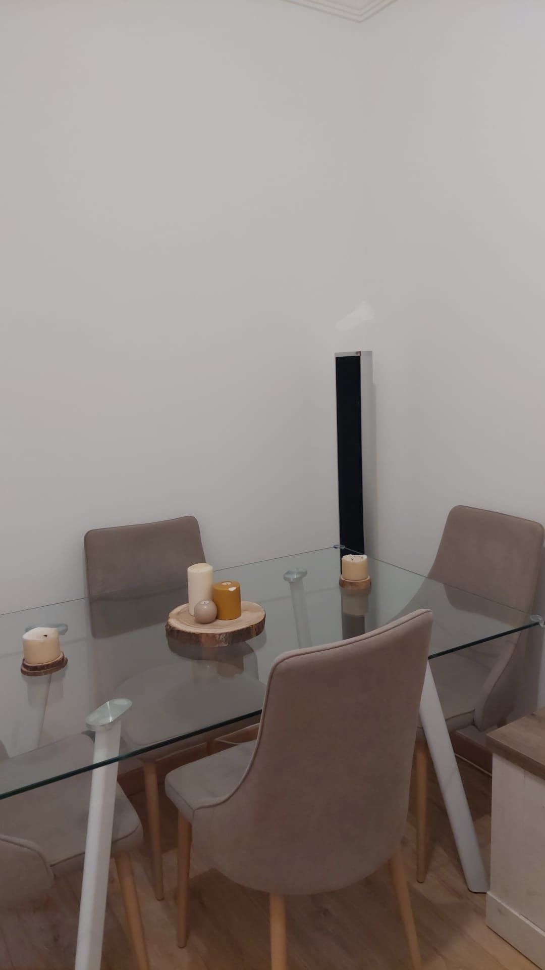 Sala composta por mesa, cadeiras e dois móveis .