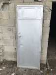 Porta em ferro com janelo usada em bom estado