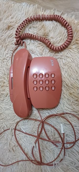 Проводной стационарный телефон BT Duet 200. 
Телефон имеет кнопочный н