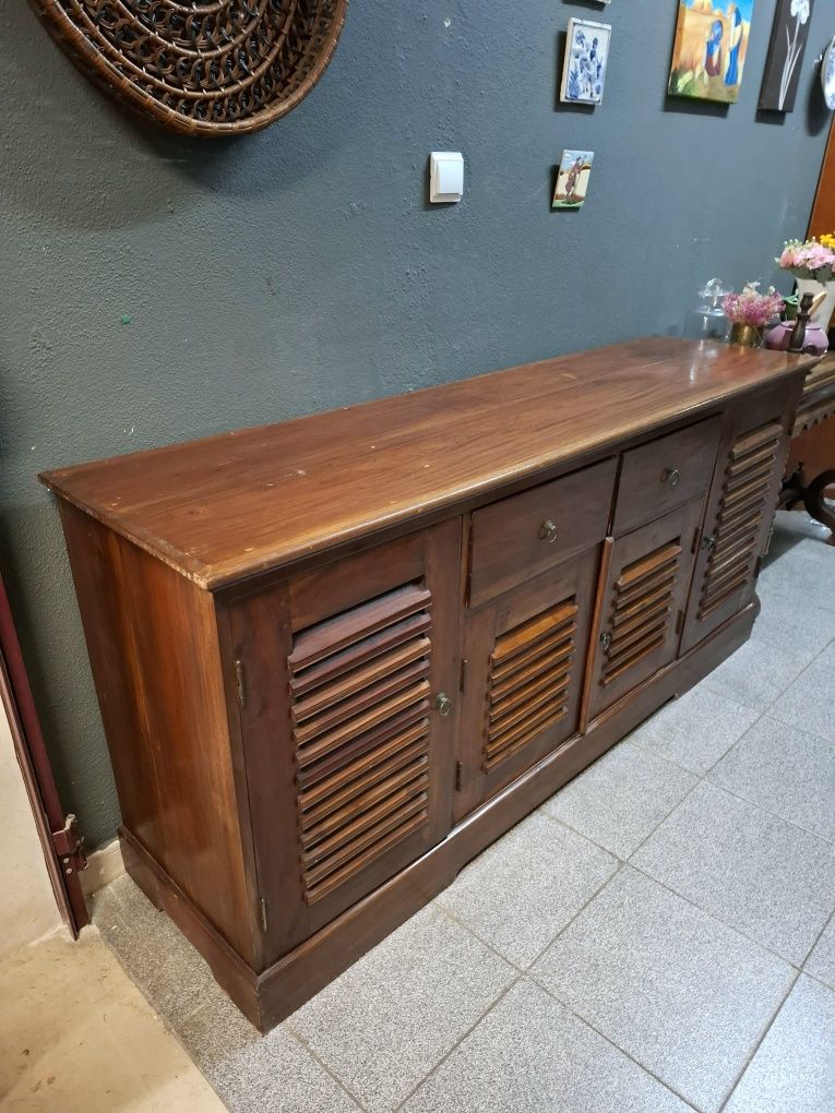 Aparador em Madeira Maciça com Portas de Ripas.