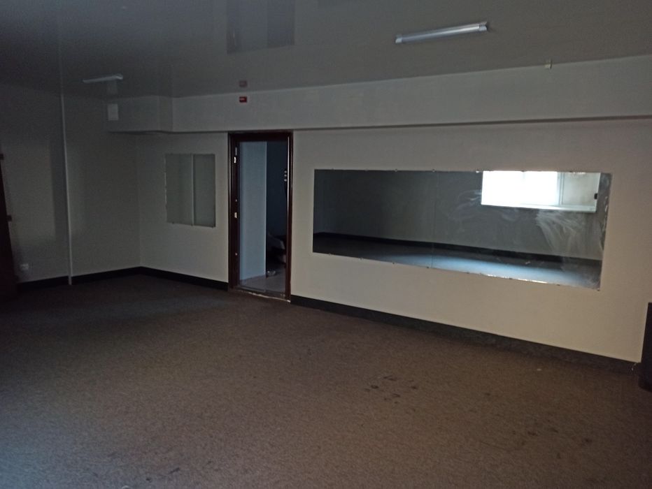 Продається комерційне приміщення .