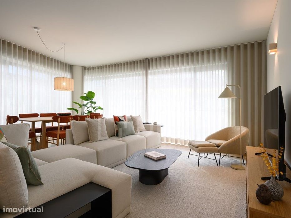 Apartamento T3 com varanda e estacionamento no Campo Grande