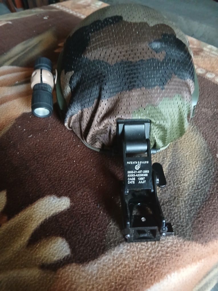 Capacete com lanterna  e adaptador visao noturna