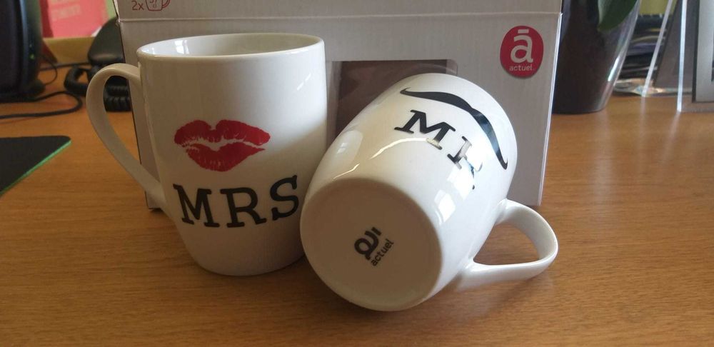 Conjunto de 2 canecas de porcelana novas