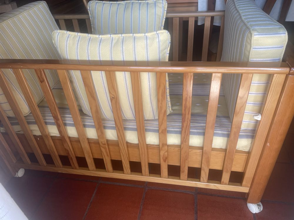 Cama de bebe em madeira medida 1,30x0,73 com colchao