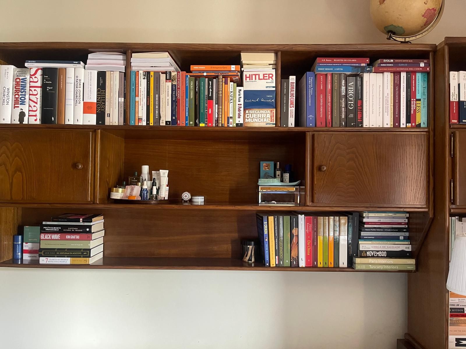 Móvel de quarto com secretária