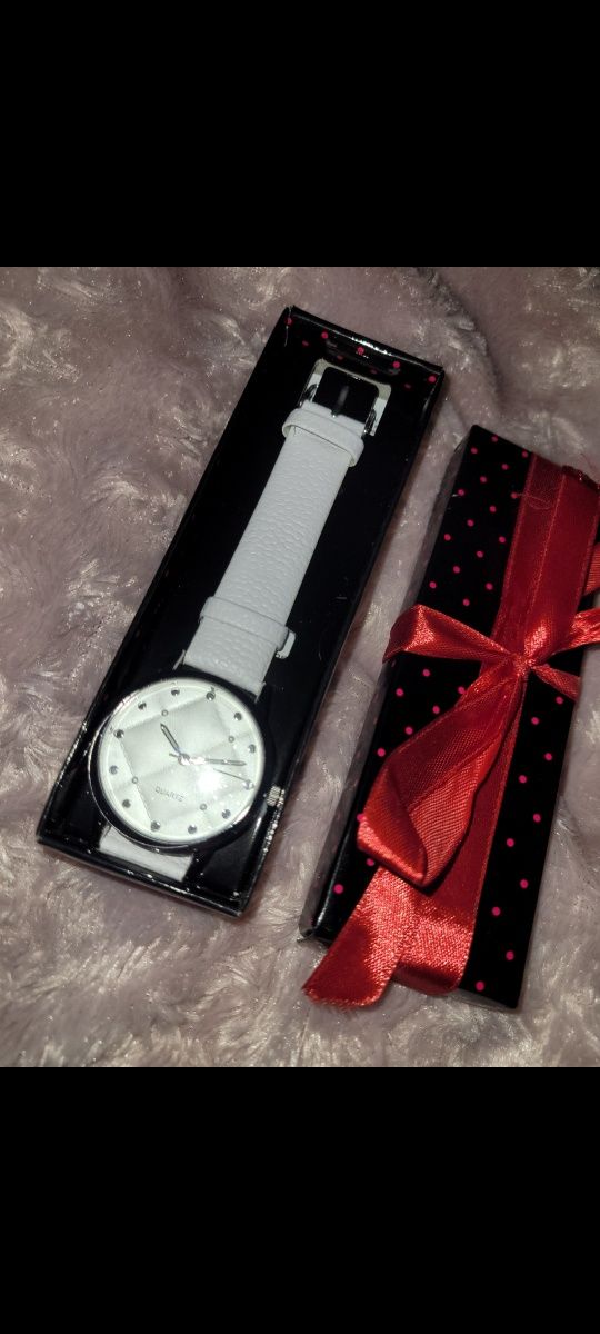 Nowy biały zegarek Quartz idealny na prezent
