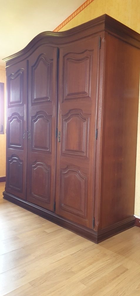 Roupeiro com 3 portas