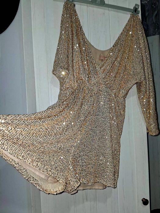 Kombinezon w kolorze złotym.